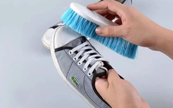 nettoyer les chaussures contre la mycose des ongles